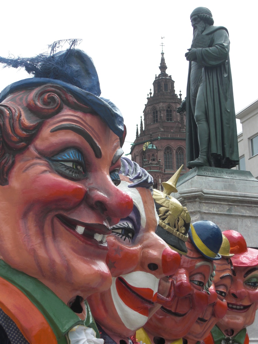 2010062303 vor dem Gutenbergdenkmal