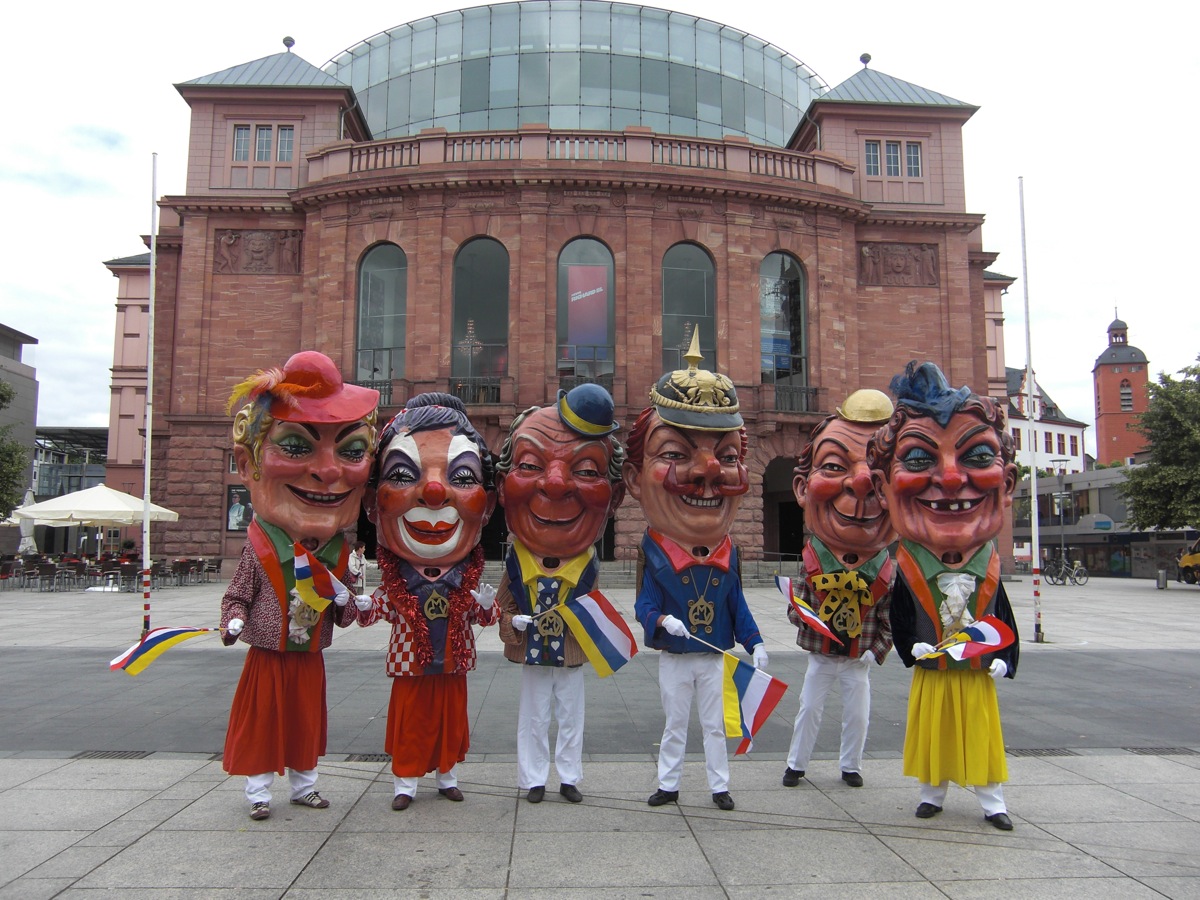 2010062304 Vor dem Theater